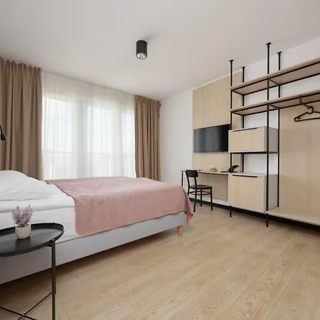 Bright With Air Conditioning, Close To The Metro Station And Pge National By Renters Apartment