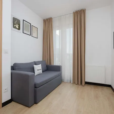 Bright With Air Conditioning, Close To The Metro Station And Pge National By Renters