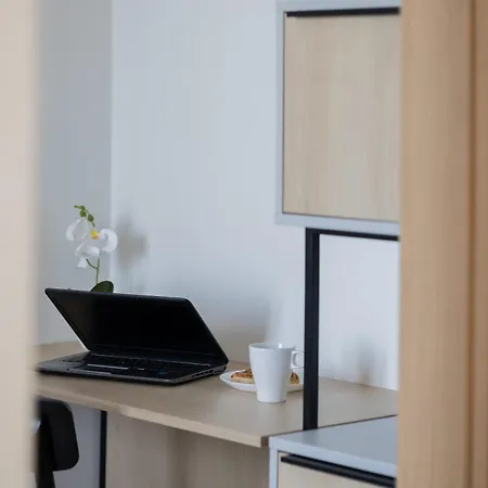 Bright With Air Conditioning, Close To The Metro Station And Pge National By Renters Apartmán *