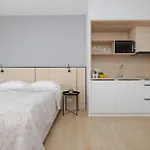 Διαμέρισμα Bright With Air Conditioning, Close To The Metro Station And Pge National By Renters *