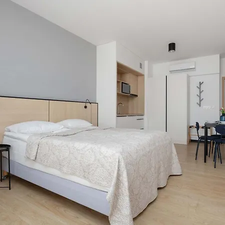 Bright With Air Conditioning, Close To The Metro Station And Pge National By Renters