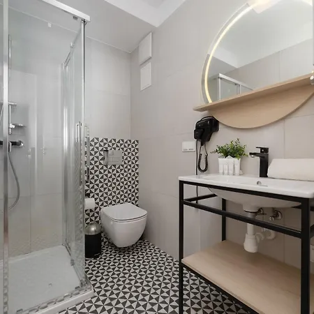 Bright With Air Conditioning, Close To The Metro Station And Pge National By Renters דירה *