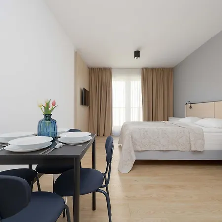 Bright With Air Conditioning, Close To The Metro Station And Pge National By Renters ורשה