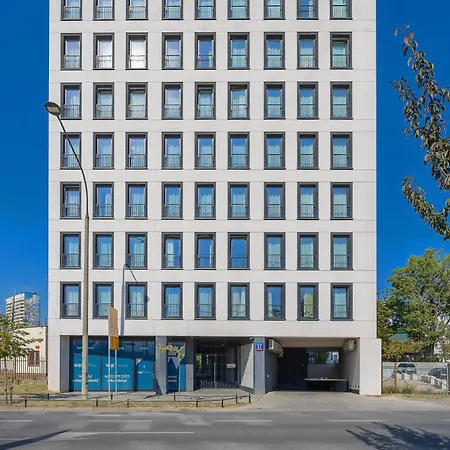Bright With Air Conditioning, Close To The Metro Station And Pge National By Renters