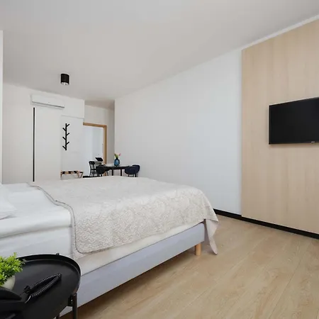 Bright With Air Conditioning, Close To The Metro Station And Pge National By Renters דירה ורשה