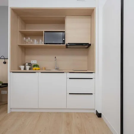 Bright With Air Conditioning, Close To The Metro Station And Pge National By Renters דירה ורשה